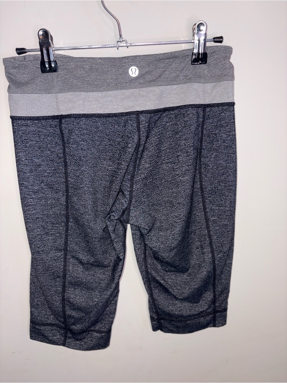 🚨 Lulu🍋 Dark Heather Gray Cropped Capris - Picture 4 of 5
